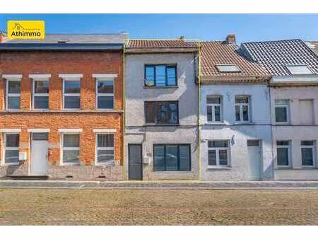 maison d'habitation rénovée offrant deux espaces professionn