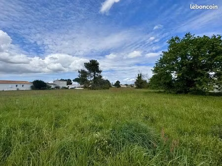 terrain 840 m² l eguille