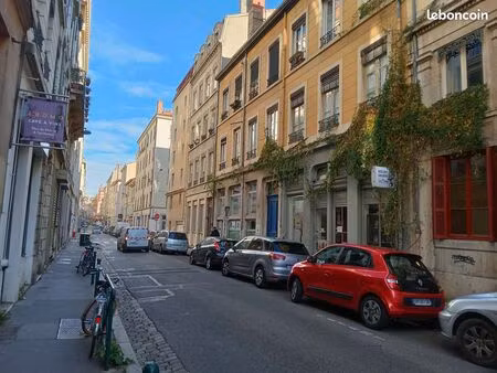 studio nu de 20m² proximité piscine du rhône