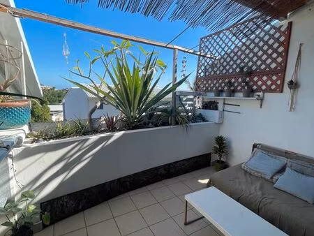 studio meublé en duplex avec terrasse + parking – centre st-gilles les bains à pied