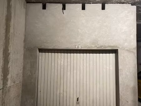 box fermé à louer dans résidence sécurisée
