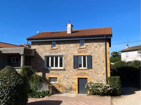 maison en pierres dorées
