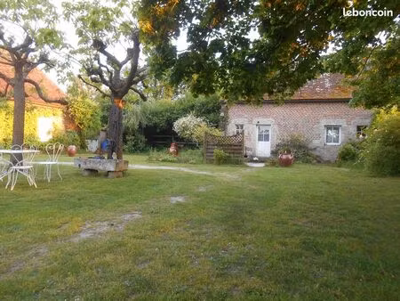 maison de gardien  pour 1 personne  mitoyenne à celle des propriétaires  cour commune  ave