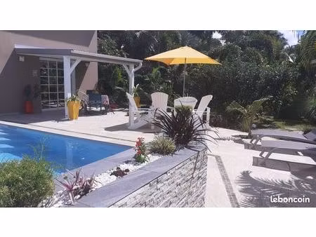 grand t2 avec piscine charges comprises