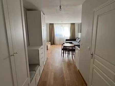 studio entièrement meublé  rénové avec place de stationnement