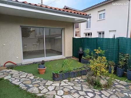 location maison de ville à chazelles sur lyon  très récente  sur un niveau et proche école