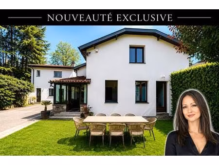 ensemble immobilier sur terrain paysager de 1302 m²