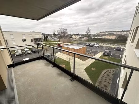 t3 avec balcon et parking à laval
