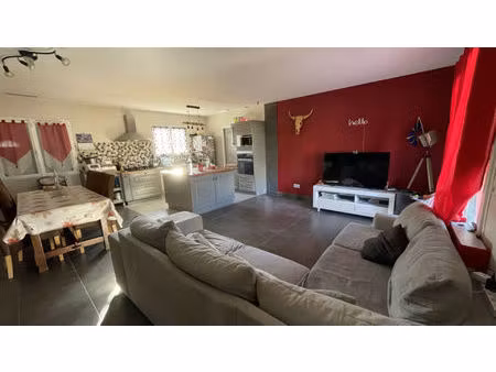 maison individuelle charmante avec piscine et jardin - 104m²