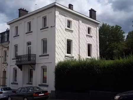 rez de chaussée 1 chambre dans petit immeuble de 2 étages