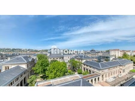 lyon 7e : rue pasteur : charmant t2 en dernier étage  avec de beaux volumes