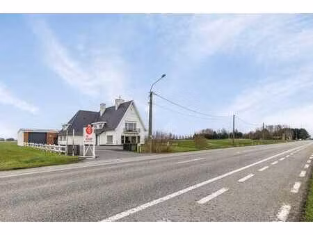 terrain très commercial avec entrepôt et villa spacieuse à v