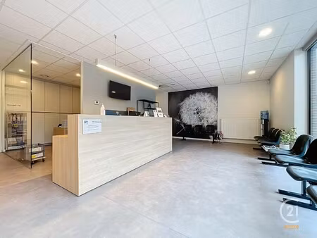 commercieel gelegen handelsgelijkvloers met 3 privé-parkings