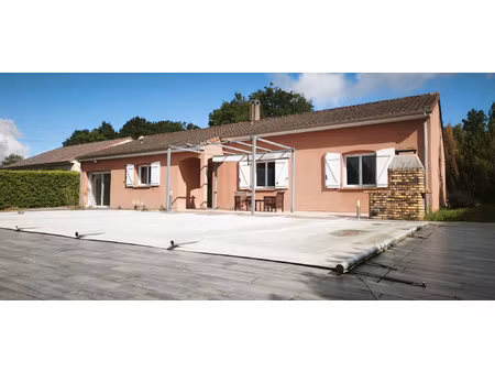 maison familiale de plain-pied avec piscine et double garage