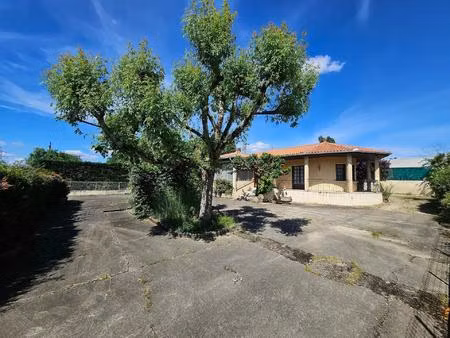 maison de village avec un double garage