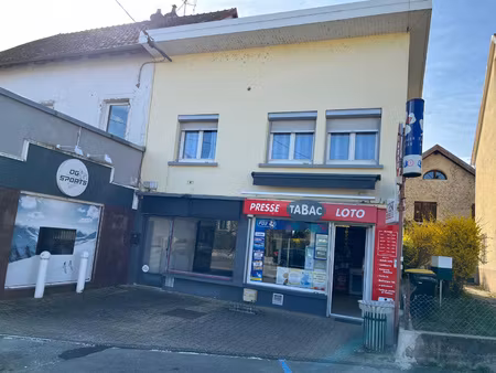 maison composée d'un appartement loué et de deux locaux comm