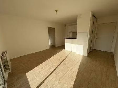 location appartement 2 pièces à saint-méen-le-grand (35290) : à louer 2 pièces / 41m² sain