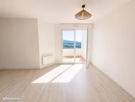 appartement 2 pièces de 46 m² avec balcon et 2 parkings – saint-léger-du-bourg-denis