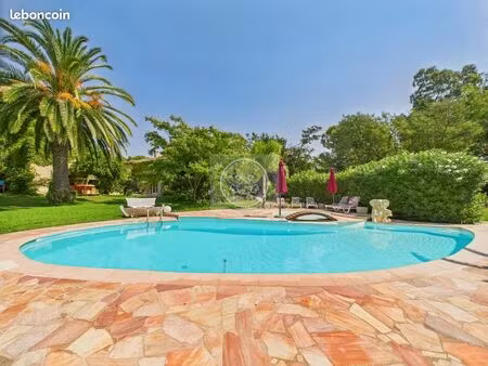 propriété 6 pièces 181 m²