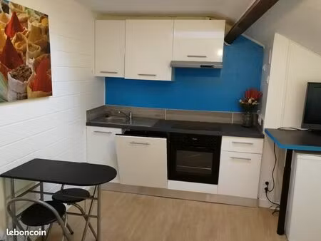 t 1 bis meublé centre historique 3ème étage/ charges eau inclus