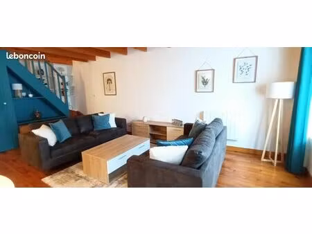 charmante maison de 2 chambres sur 2 niveaux  entièrement meublée avec salle de bain neuve