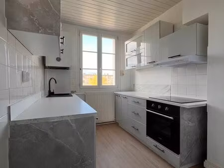appartement t3 rénové avec parking et cave - st florent sur cher