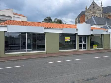 vente bureaux et commerces à challans (85300) : à vendre / 136m² challans