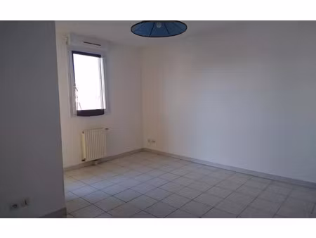 location appartement  m² t-0 à les angles  465 €