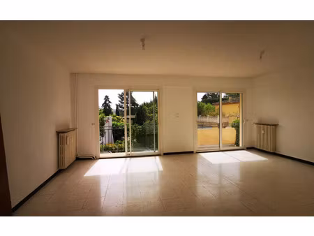 location appartement  m² t-3 à villeneuve-lès-avignon  960 €
