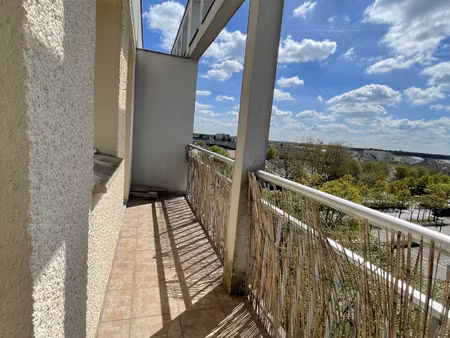 élancourt : appartement 3 pièces avec balcon