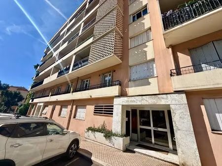 2 pieces vide / menton haut borrigo