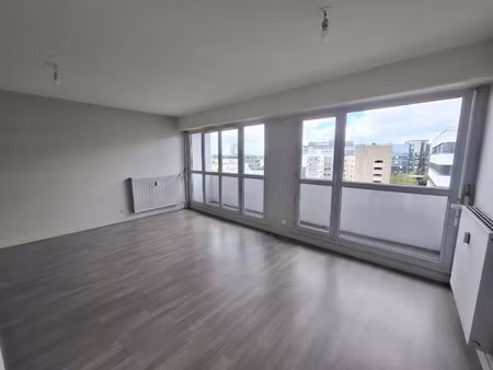 t3 de 75 m² grand séjour avec balcon - proche gare de tours