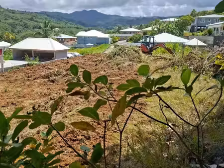 beau terrain plat de 592 m² à saisir