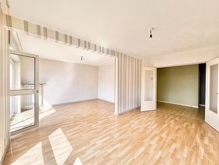spacieux t4 avec son garage  ses balcons  son jardin et sa cave