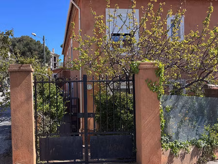 rare. rez de jardin au calme en plein centre ville de hyères