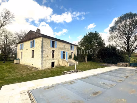 belle maison en pierre  3 chambres  piscine  grange et garag
