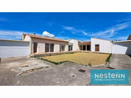 maison de plain pied de 181m²   deux garages + entrepôt d'env.179 m² avec bureau  et place