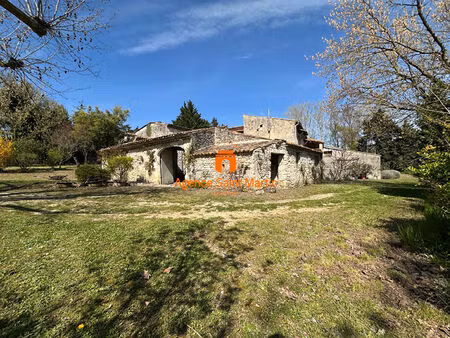 belle batisse en pierre avec de nombreuses dépendances