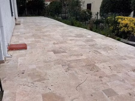 petit f2 / cadre très agréable/ dans une villa