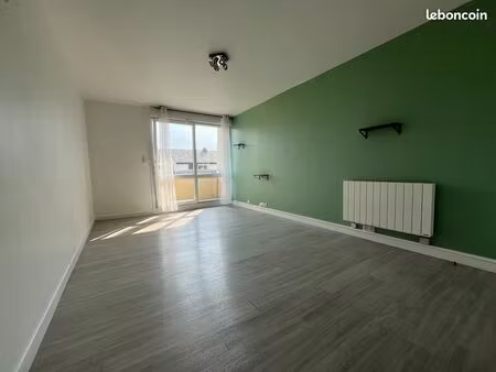 t2 lumineux avec balcon et parking - courseulles sur mer