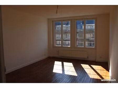 a louer : mézières  un bel appartement rénové  tranquille et clair avec vue sur l’hôtel de