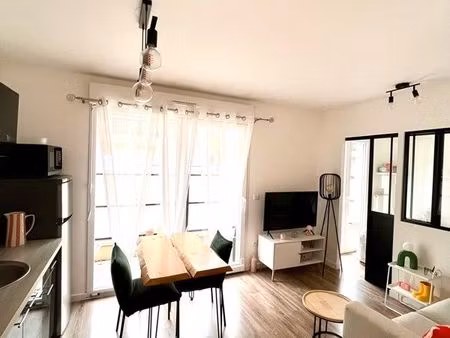 t1 bis meublé – 28m² – terrasse filante & parking – résidence 2015