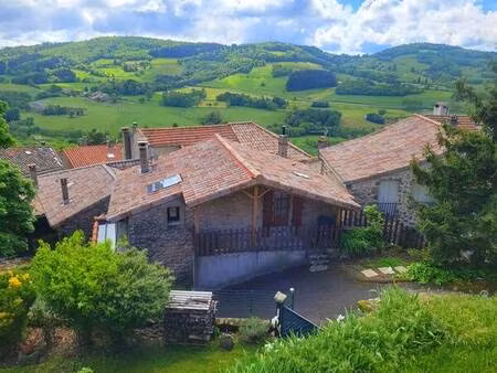 charmante maison en pierre au cœur d’un village médiéval