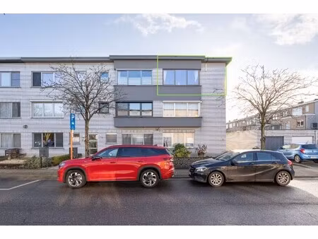 ruim appartement met 2 slaapkamers en een garage in stabroek!