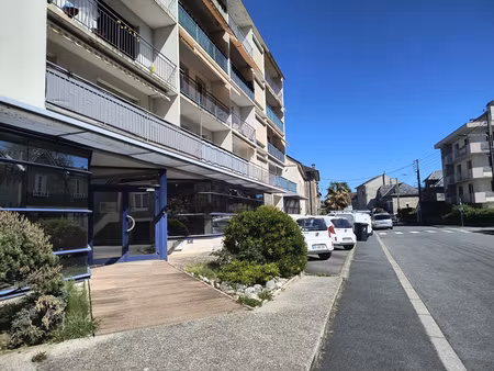 local professionel avec vitrines et parking.