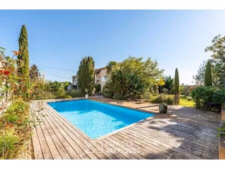 bâtisse d'exception avec piscine