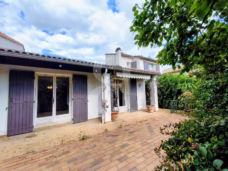 villa spacieuse avec grand terrain à proximité des commodités