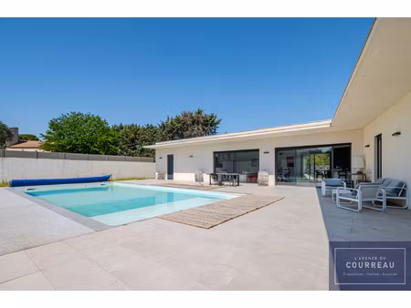 villa f5 de 178 04 m2 avec piscine et garage sur 1003 m2 de