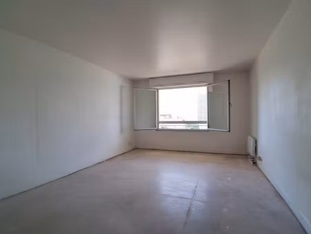 studio lumineux avec une vue dégagée sans vis à vis