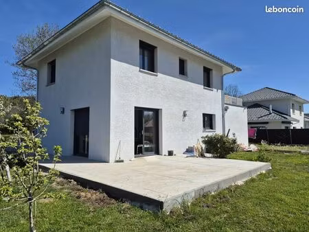 rare-tres belle maison contemporaine avec terrain plat et enrochement paysager